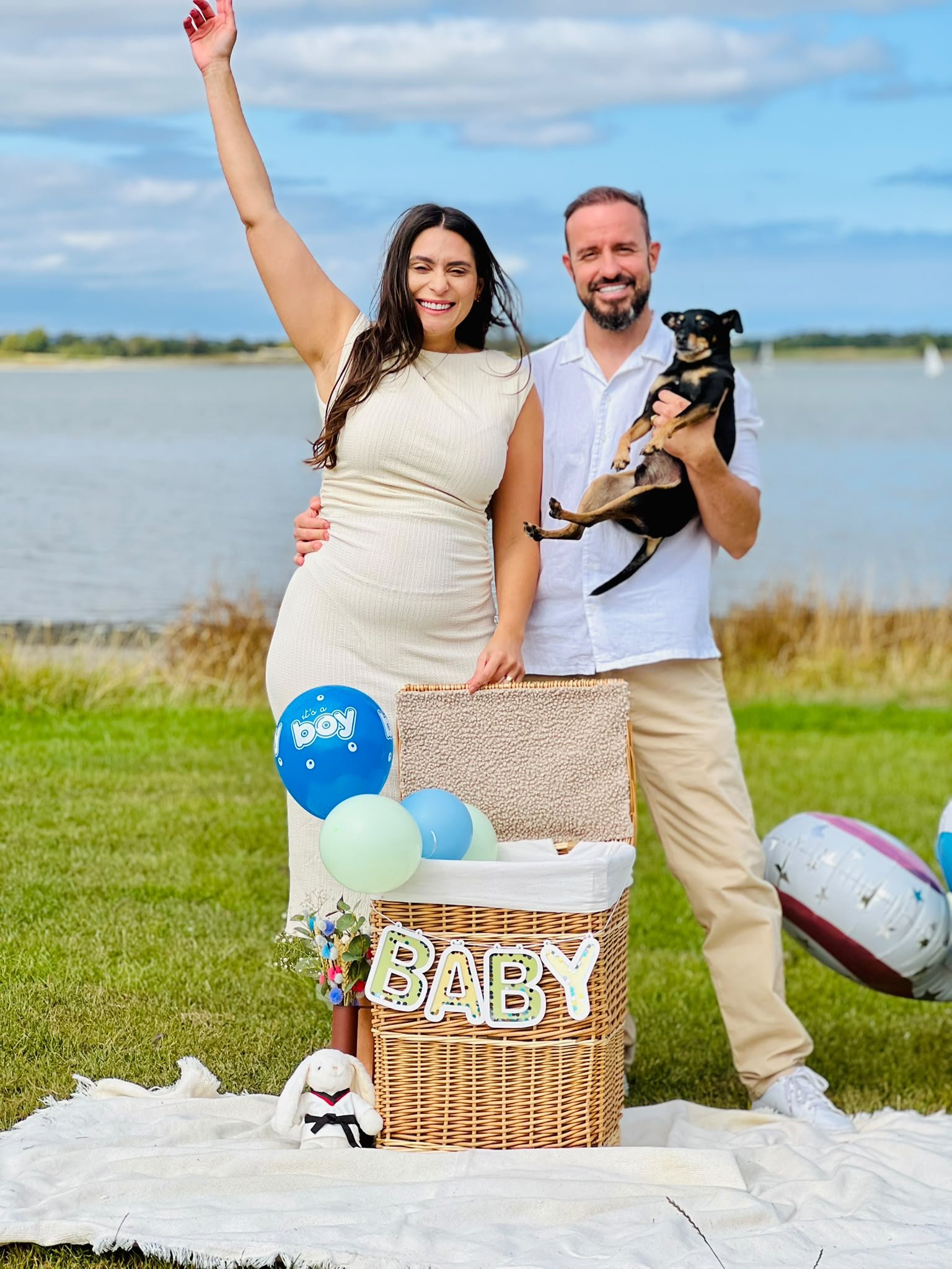 Jen, Alan e Odie celebrando a chegada do Baby Zayan